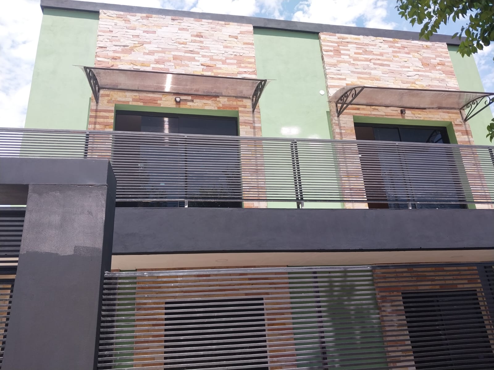 Fachada de vivienda terminada por J.A Constructora
