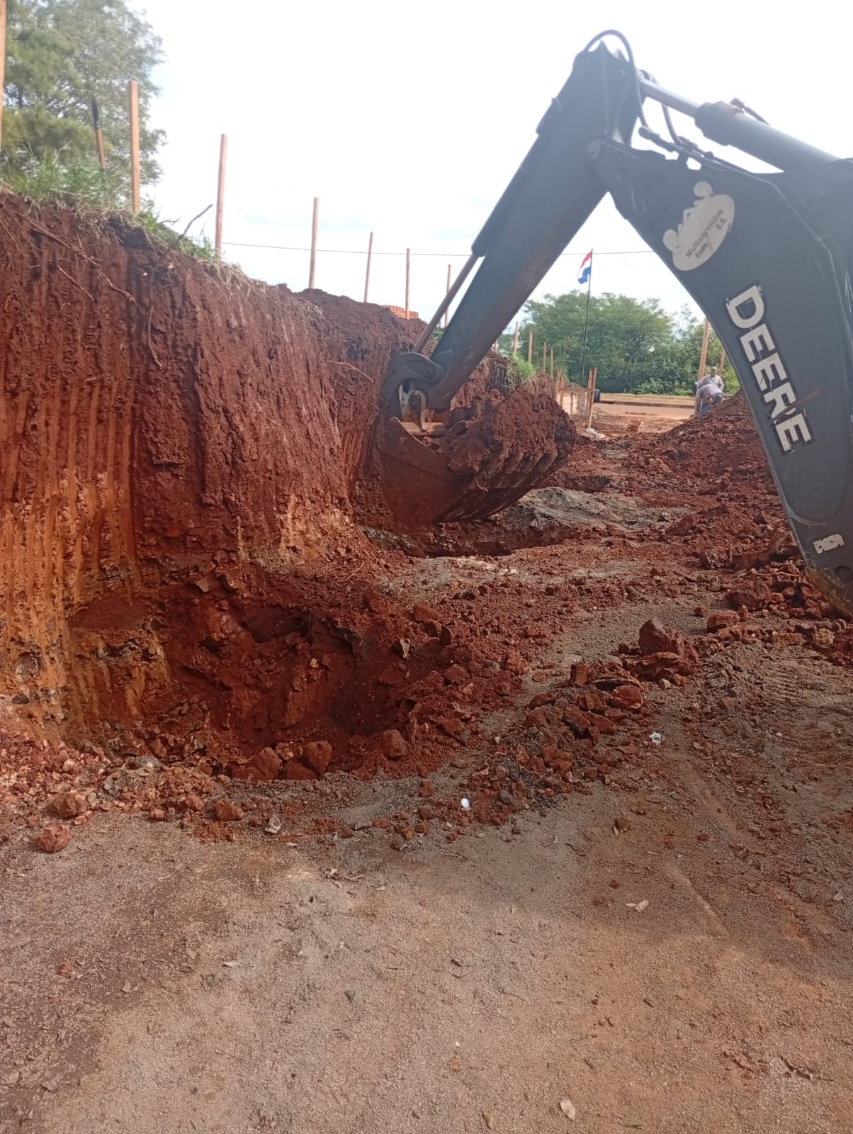 Excavadora realizando movimiento de suelo en obra